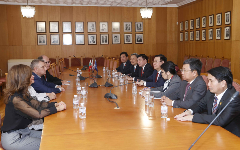 Lãnh đạo Đại học Kinh tế Thế giới và Quốc gia đón Chủ tịch Quốc hội Vương Đình Huệ. (Ảnh: Doãn Tấn/TTXVN)