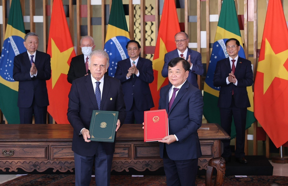 Thủ tướng Phạm Minh Chính và Tổng thống Brazil Lula da Silva chứng kiến ký bản ghi nhớ giữa Bộ Quốc phòng và Bộ Quốc phòng Brazil. (Ảnh: Dương Giang/TTXVN)