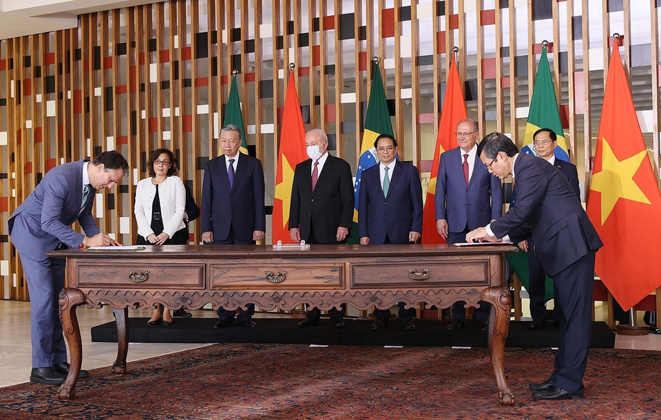 Thủ tướng Phạm Minh Chính và Tổng thống Brazil Lula da Silva chứng kiến ký kết Hợp tác về Giáo dục giữa Chính phủ Việt Nam và Brazil. (Ảnh: Dương Giang/TTXVN)