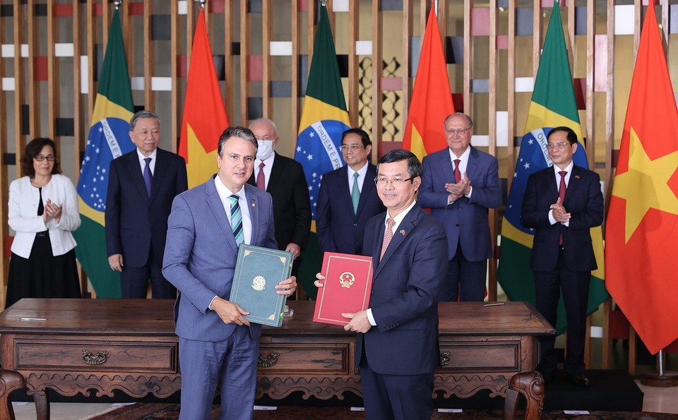 Thủ tướng Phạm Minh Chính và Tổng thống Brazil Lula da Silva chứng kiến ký kết Hợp tác về Giáo dục giữa Chính phủ Việt Nam và Brazil. (Ảnh: Dương Giang/TTXVN)