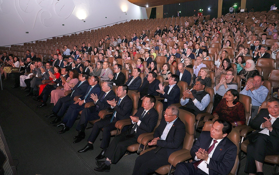 Thủ tướng Phạm Minh Chính và các đại biểu dự Chương trình giao lưu văn hóa nghệ thuật Việt Nam-Brazil. (Ảnh: Dương Giang/TTXVN)