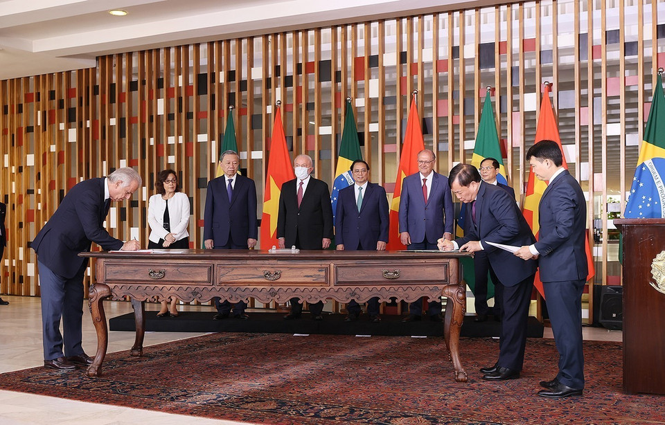 Thủ tướng Phạm Minh Chính và Tổng thống Brazil Lula da Silva chứng kiến ký Biên bản Ghi nhớ giữa Bộ Quốc phòng và Bộ Quốc phòng Brazil. (Ảnh: Dương Giang/TTXVN)