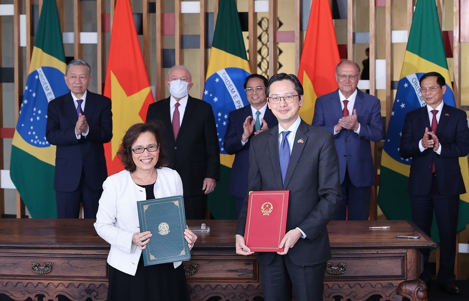 Thủ tướng Phạm Minh Chính và Tổng thống Brazil Lula da Silva chứng kiến ký kết về Kế hoạch Hành động giai đoạn 2024-2025 giữa Học viện Ngoại giao Việt Nam và Học viện Rio Branco. (Ảnh: Dương Giang/TTXVN)