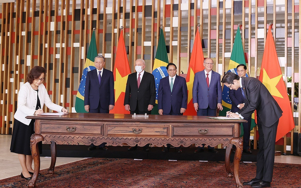 Thủ tướng Phạm Minh Chính và Tổng thống Brazil Lula da Silva chứng kiến ký kết về Kế hoạch Hành động giai đoạn 2024-2025 giữa Học viện Ngoại giao Việt Nam và Học viện Rio Branco. (Ảnh: Dương Giang/TTXVN)