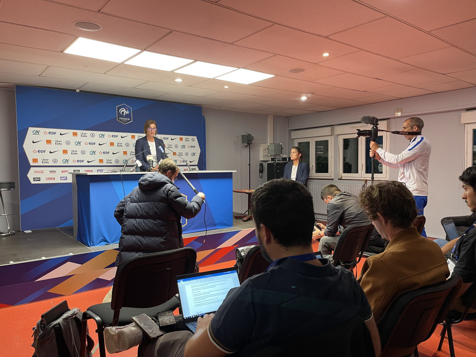 Họp báo với Huấn luyện viên trưởng đội tuyển Pháp Corinne Diacre. (Ảnh: Nguyễn Thu Hà/TTXVN)