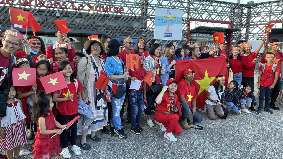 Một nhóm cổ động viên Việt Nam đến cổ vũ cho đội tuyển bóng đá nữ. (Ảnh: Nguyễn Thu Hà/TTXVN)