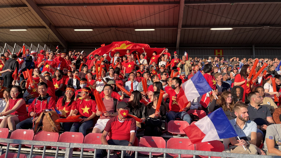 Cổ động viên Việt Nam đến cổ vũ nhiệt tình cho đội tuyển bóng đá nữ. (Ảnh: Nguyễn Thu Hà/TTXVN)