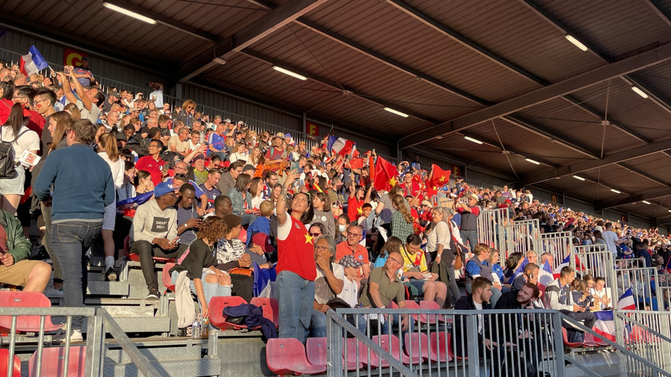 Cổ động viên cổ vũ nhiệt tình cho đội tuyển bóng đá nữ Việt Nam. (Ảnh: Nguyễn Thu Hà/TTXVN)