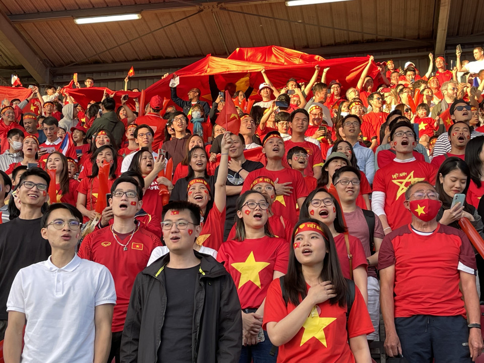 Các cổ động viên Việt Nam hát Quốc ca. (Ảnh: Nguyễn Thu Hà/TTXVN)