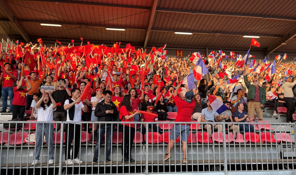 Các cổ động viên Việt Nam trên sân Stade de la Source. (Ảnh: Nguyễn Thu Hà/TTXVN)