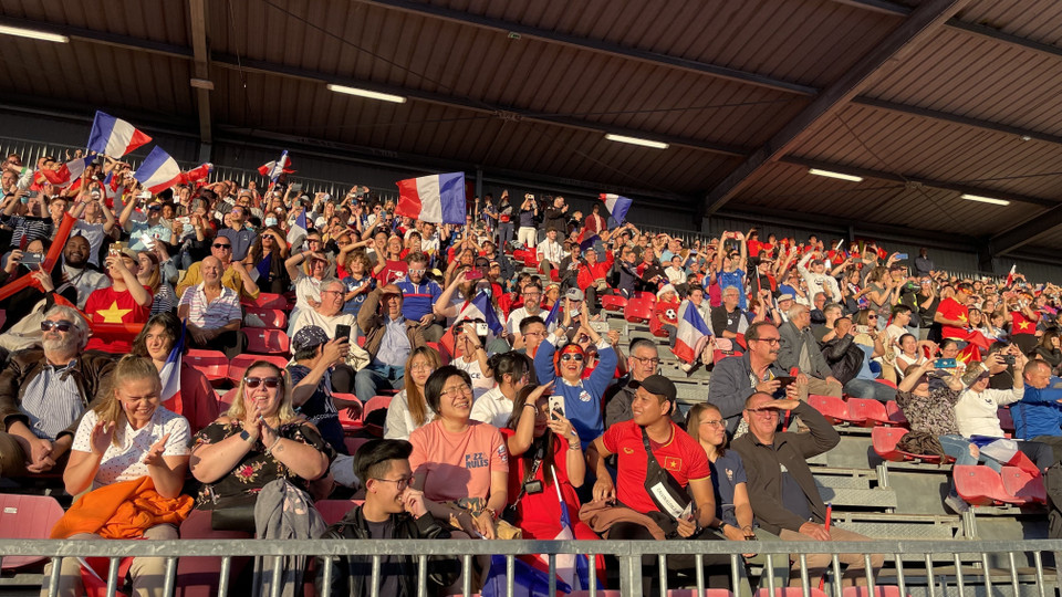 Bên cạnh các cổ động viên chủ nhà thì màu cờ sắc áo của CĐV Việt Nam cũng không hề thua kém. (Ảnh: Nguyễn Thu Hà/TTXVN)