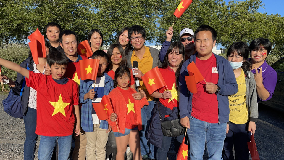 Trận giao hữu giữa hai đội tuyển quốc gia nữ Pháp và Việt Nam đã diễn ra tại sân vận động Stade de la Source của thành phố Orlean vào tối 1/7. Trong ảnh: Một nhóm cổ động viên Việt Nam đến cổ vũ cho đội tuyển bóng đá nữ. (Ảnh: Nguyễn Thu Hà/TTXVN)