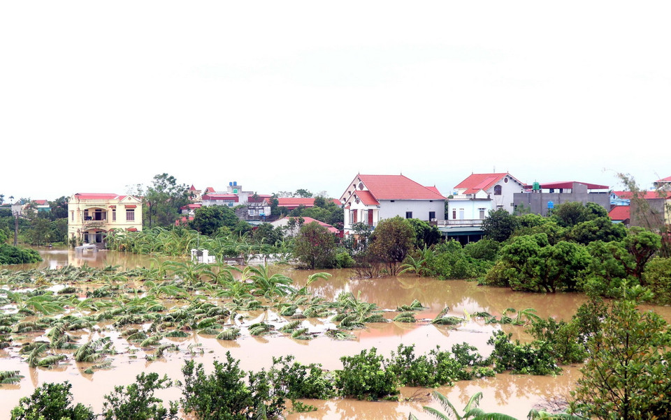 Nước sông Hồng lên cao khiến một số khu vực của thành phố Hưng Yên bị ngập. (Ảnh: Đinh Văn Nhiều/TTXVN)