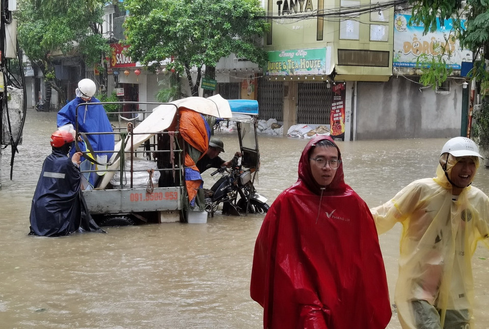 Bên cạnh sông Hồng, mấy ngày này, các quận nội thành Hà Nội có thêm một số "sông" không mong muốn nữa như "sông Tân Ấp", "sông Bạch Đằng", "sông Chương Dương Độ"... (Ảnh: Thanh Tùng/TTXVN)