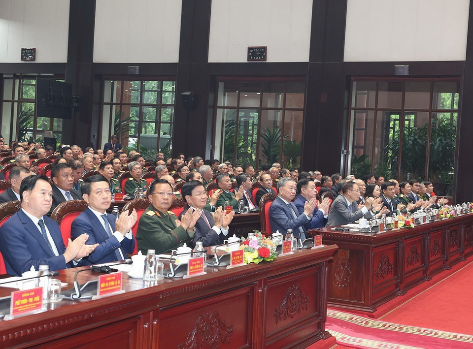 Tổng Bí thư, Chủ tịch nước Tô Lâm và Tổng Bí thư, Chủ tịch nước Lào Thongloun Sisoulith cùng các đại biểu dự cuộc gặp. (Ảnh: Trí Dũng/TTXVN)