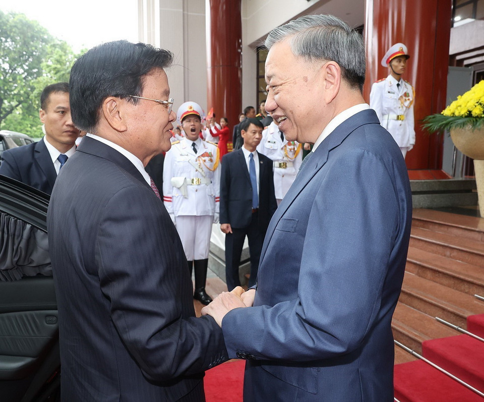 Tổng Bí thư, Chủ tịch nước Tô Lâm đón Tổng Bí thư, Chủ tịch nước Lào Thongloun Sisoulith đến dự cuộc gặp. (Ảnh: Trí Dũng/TTXVN)