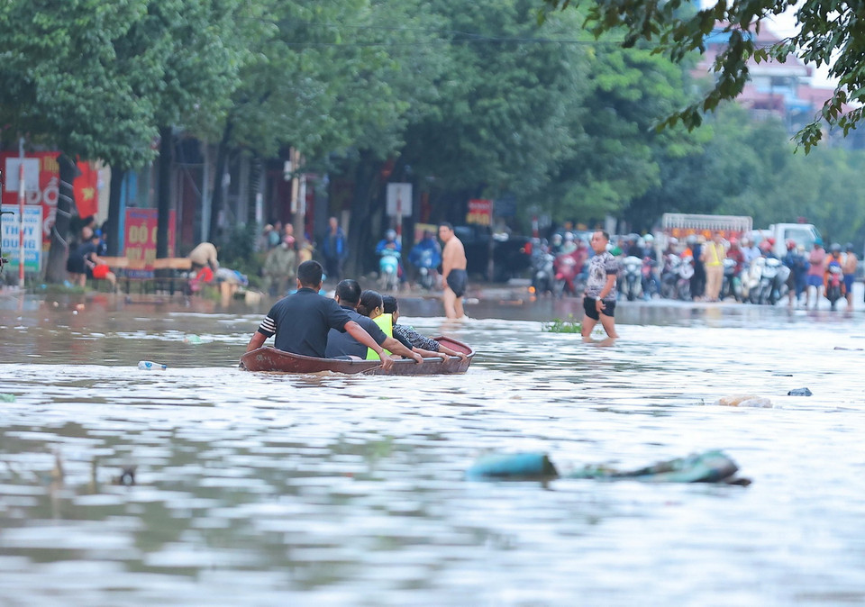 Đường Dương Tự Minh vẫn ngập sâu trong nước (ảnh chụp lúc 6h30 ngày 11/9). (Ảnh: Hoàng Hiếu/TTXVN)