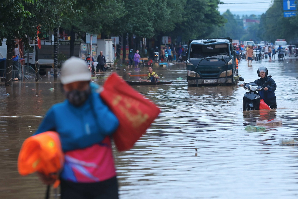 Nhiều tuyến phố vẫn ngập sâu sáng 11/9 do mưa lũ. (Ảnh: Hoàng Hiếu/TTXVN)