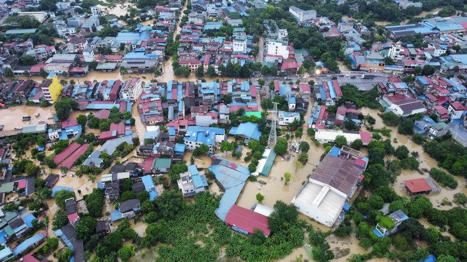 Nhiều khu dân cư trên địa bàn thành phố Thái Nguyên vẫn chưa hết ngập. (Ảnh: Hoàng Hiếu/TTXVN)
