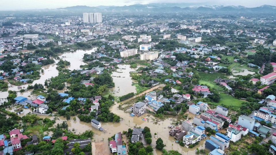Nhiều phường trên địa bàn thành phố Thái Nguyên vẫn mênh mông "biển" nước (ảnh chụp lúc 6h45 ngày 11/9). (Ảnh: Hoàng Hiếu/TTXVN)