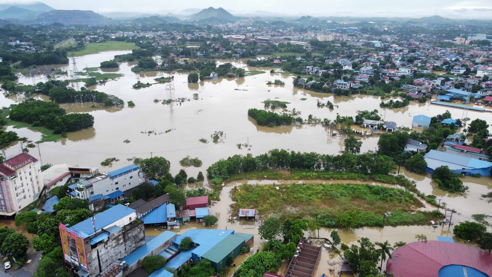 Nhiều khu dân cư vẫn bị ngập do ảnh hưởng từ mưa của hoàn lưu cơn bão số 3. (Ảnh: Hoàng Hiếu/TTXVN)