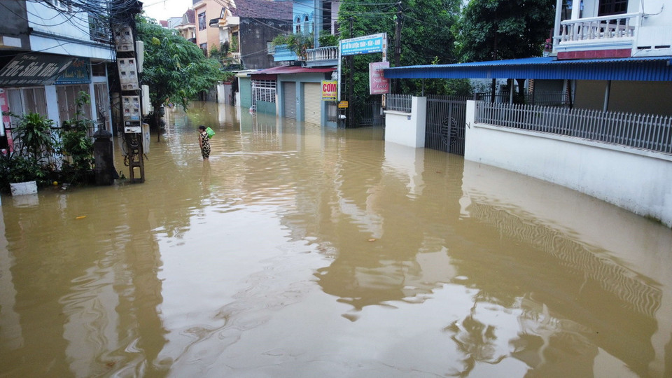 Nước ngập mênh mông tại nhiều khu dân cư trên địa bàn thành phố Thái Nguyên. (Ảnh: Hoàng Hiếu/TTXVN)