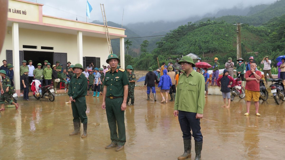Tư lệnh Quân khu 2, Trung tướng Phạm Hồng Chương (ở giữa) chỉ đạo công tác tìm kiếm, cứu nạn. (Ảnh: TTXVN phát)