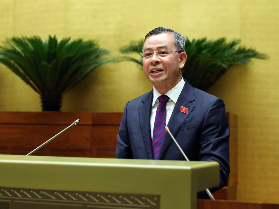 Tổng Kiểm toán Nhà nước Ngô Văn Tuấn trình bày Báo cáo về việc thực hiện một số nghị quyết của Quốc hội khóa XIV về giám sát chuyên đề, chất vấn từ đầu nhiệm kỳ khóa XV đến hết Kỳ họp thứ 4. (Ảnh: An Đăng/TTXVN)