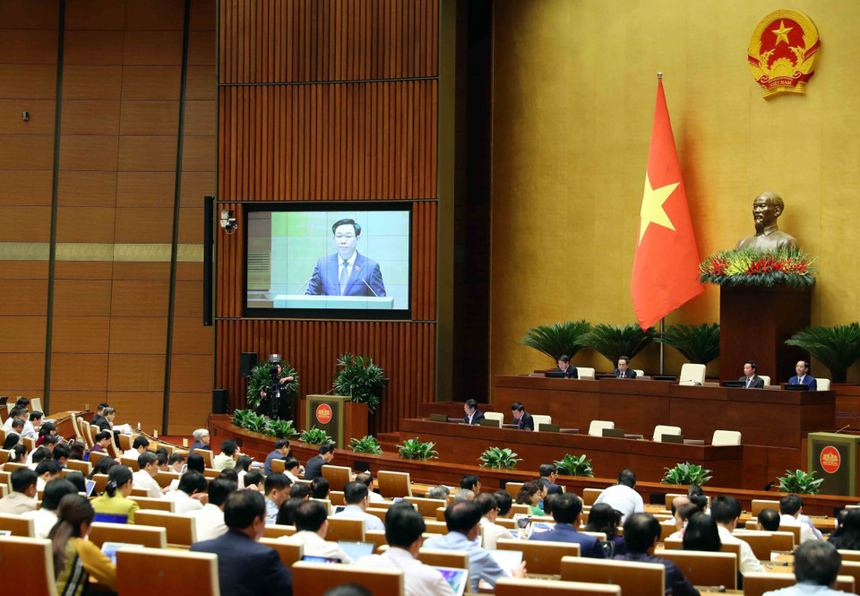 Chủ tịch Quốc hội Vương Đình Huệ điều hành phiên họp. (Ảnh: An Đăng/TTXVN)