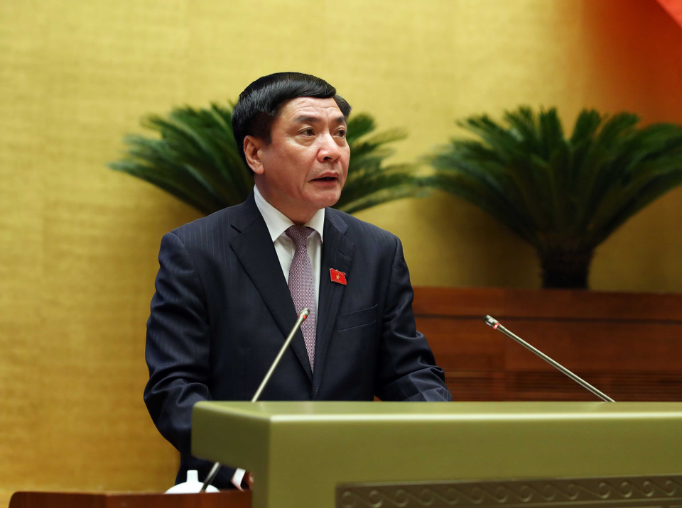 Tổng Thư ký Quốc hội - Chủ nhiệm Văn phòng Quốc hội Bùi Văn Cường trình bày Báo cáo tổng hợp nội dung thẩm tra về việc thực hiện một số nghị quyết của Quốc hội khóa XIV về giám sát chuyên đề, chất vấn từ đầu nhiệm kỳ khóa XV đến hết Kỳ họp thứ 4. (Ảnh: An Đăng/TTXVN)