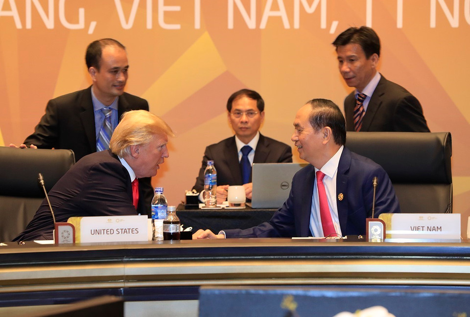 Chủ tịch nước Trần Đại Quang và Tổng thống Hoa Kỳ Donald Trump tại Phiên họp kín thứ nhất với chủ đề ''Tăng trưởng sáng tạo, phát triển bao trùm và việc làm bền vững trong kỷ nguyên số'' của Hội nghị các Nhà lãnh đạo Kinh tế APEC lần thứ 25, sáng 11/11. (Ảnh: TTXVN)