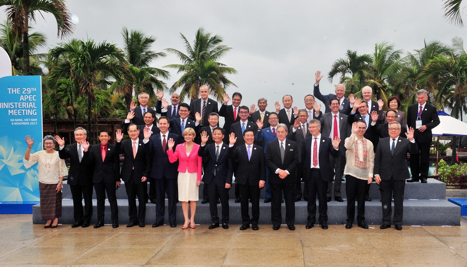 Phó Thủ tướng, Bộ trưởng Ngoại giao Phạm Bình Minh; Bộ trưởng Công Thương Trần Tuấn Anh cùng các Trưởng đoàn tham dự Hội nghị liên Bộ trưởng Ngoại giao - Kinh tế APEC (AMM) lần thứ 29 chụp ảnh chung. (Ảnh: TTXVN)