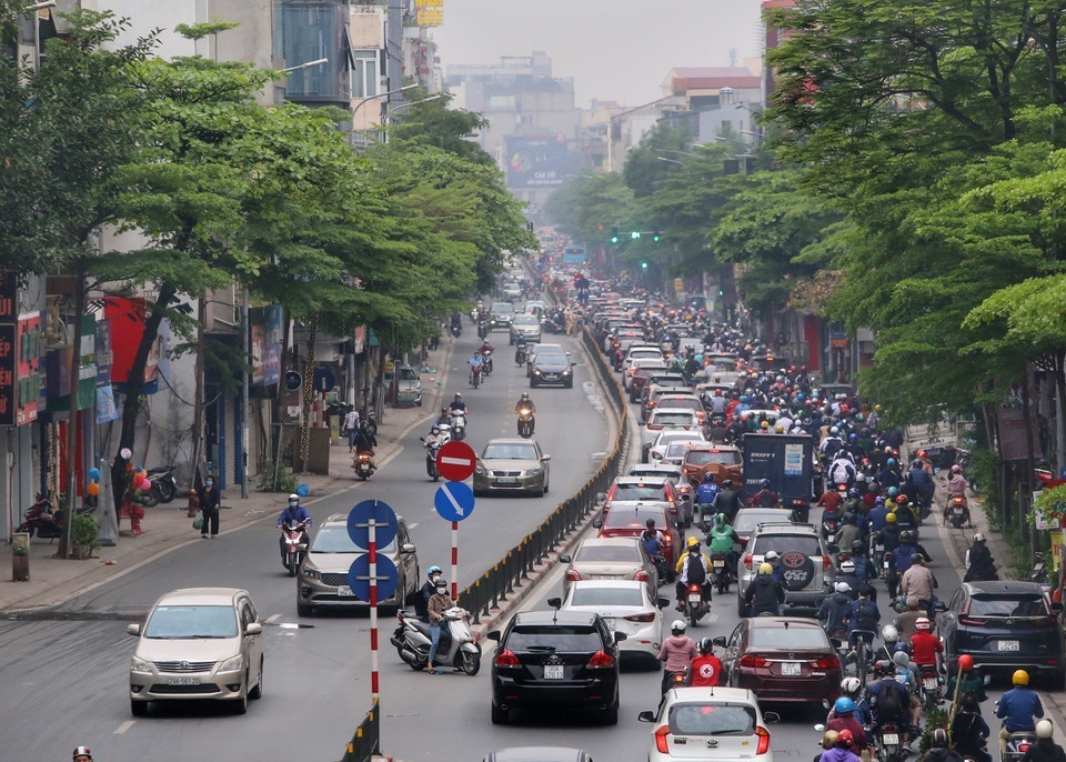 Phố Tây Sơn ùn tắc kéo dài 1 chiều. (Ảnh: Tuấn Đức/TTXVN)