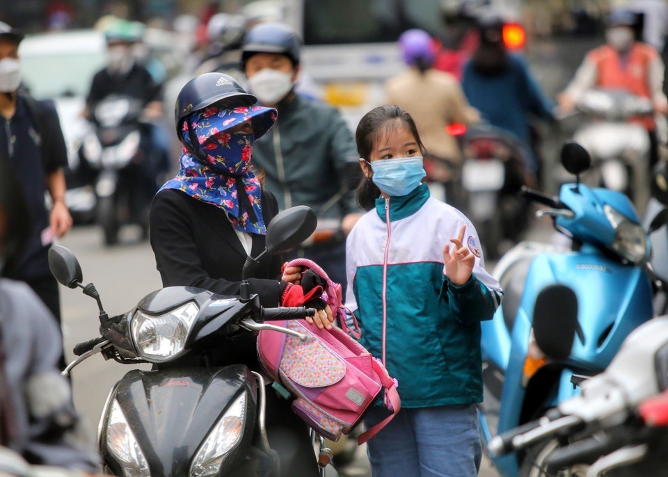 Nhiều phụ huynh phải dừng xe cách trường một quãng do các khu vực cổng trường quá đông. (Ảnh: Tuấn Đức/TTXVN)