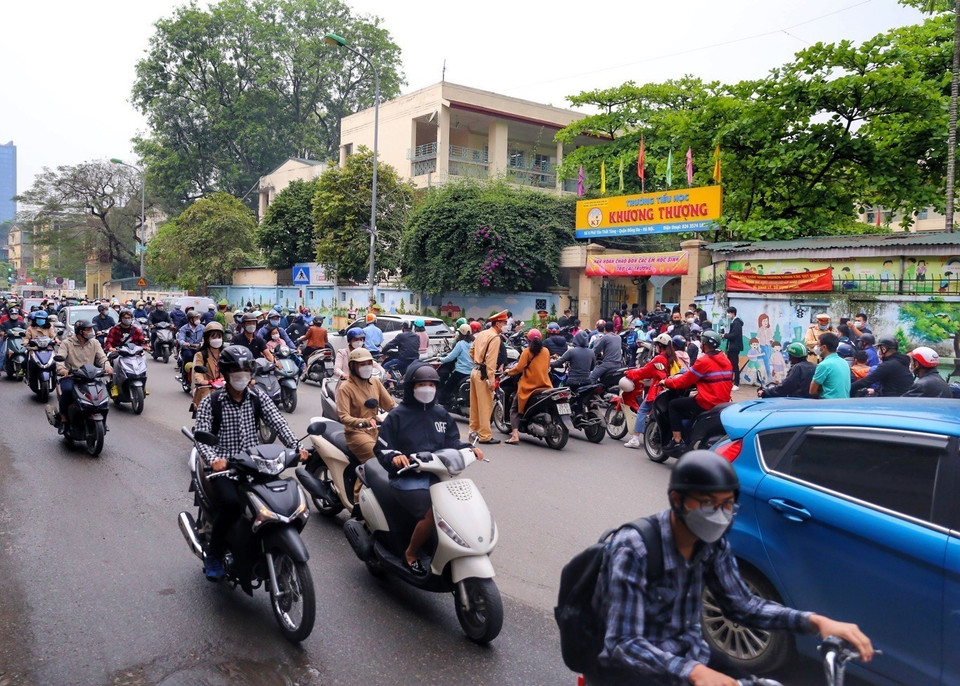 Phố Tôn Thất Tùng (gần trường Tiểu học Khương Thượng) ùn tắc kéo dài. (Ảnh: Tuấn Đức/TTXVN)