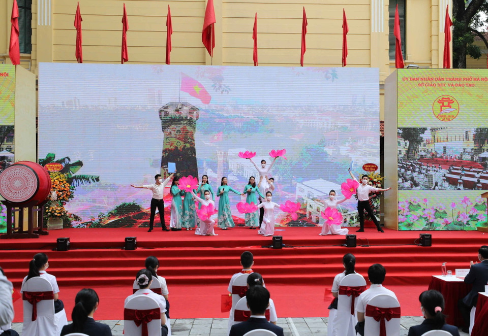 Màn biểu diễn văn nghệ chào mừng lễ khai giảng năm học mới. (Ảnh: Thanh Tùng/TTXVN)