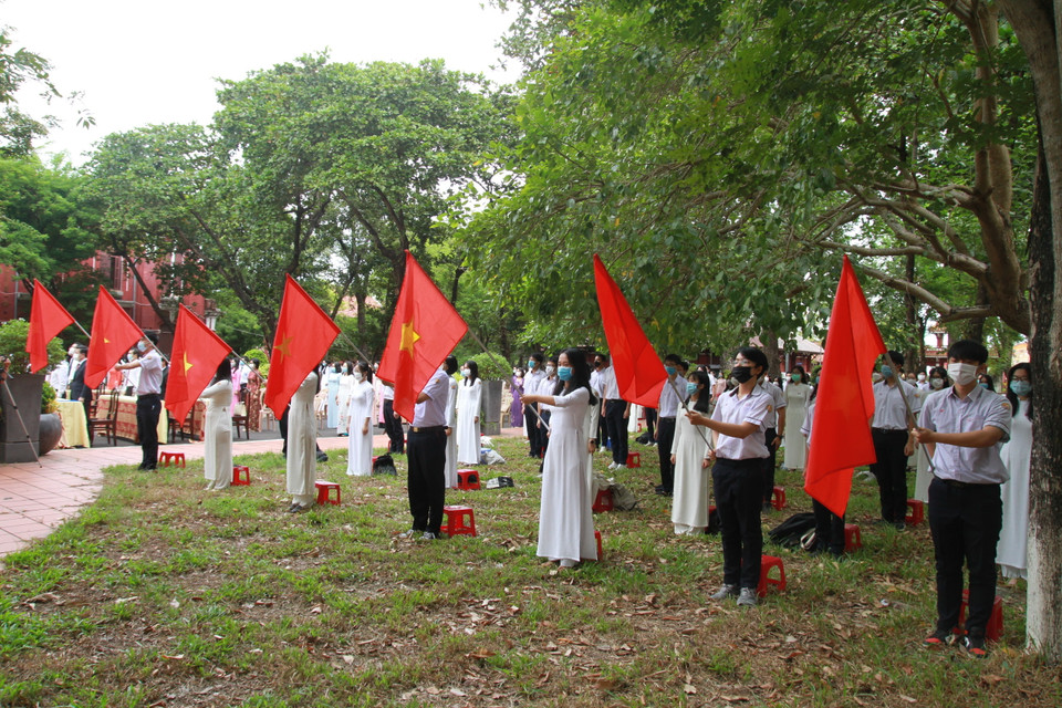Học sinh Trường THPT chuyên Quốc Học tham dự trực tiếp tại buổi lễ thực hiện nghiêm túc quy định 5K đảm bảo công tác phòng chống dịch bệnh. (Ảnh: Tường Vi/TTXVN)