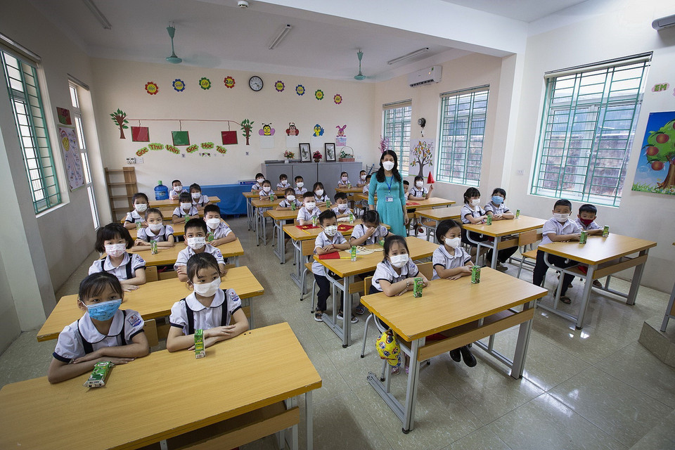 Tập thể lớp 2A2, trường Tiểu học Sông Đà, thành phó Hòa Bình nhận lớp trong ngày khai giảng năm học mới 2020-2021. (Ảnh: Trọng Đạt/TTXVN)