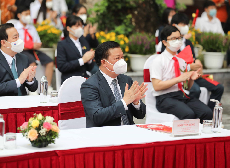 Ông Đinh Tiến Dũng, Ủy viên Bộ Chính trị, Bí thư Thành ủy, Trưởng Đoàn đại biểu Quốc hội Hà Nội dự lễ khai giảng. (Ảnh: Thanh Tùng/TTXVN)