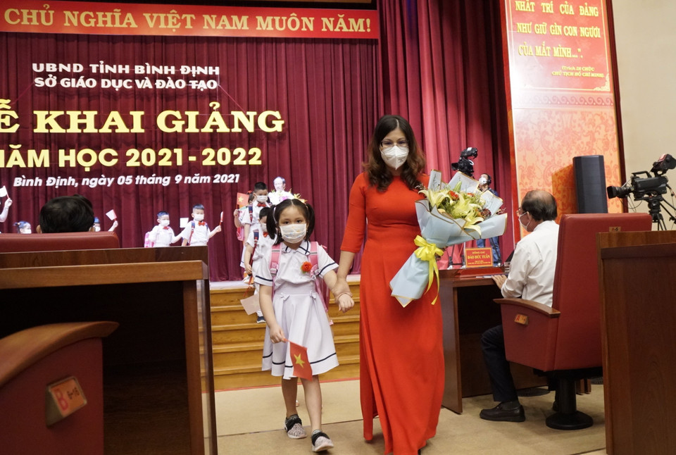 Các thầy cô giáo đón học sinh vào lớp 1 năm học 2021 - 2022 trong buổi lễ khai giảng năm học mới. (Ảnh: Tường Quân/TTXVN)