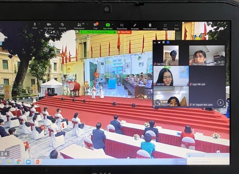 Học sinh lớp 12D3, trường THPT Phan Đình Phùng, quận Ba Đình tham dự Lễ khai giảng năm học 2021-2022. (Ảnh: TTXVN)