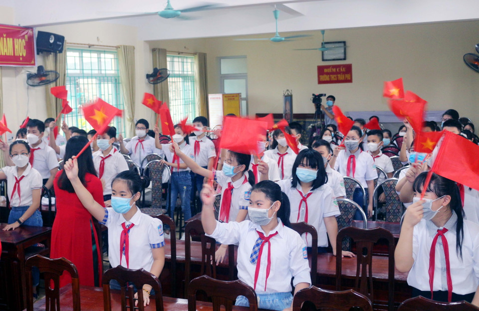 Hơn 30 học sinh lớp 6 trường THCS Trần Phú (Phủ Lý, Hà Nam) dự Lễ khai giảng tại hội trường. (Ảnh: Đại Nghĩa/TTXVN)