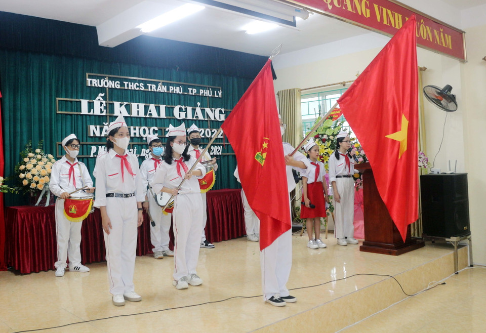 Học sinh tham gia Lễ khai giảng thực hiện các phần nghi lễ trang nghiêm của buổi lễ. (Ảnh: Đại Nghĩa/TTXVN)