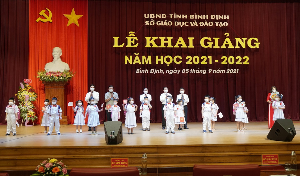 Buổi lễ khai giảng năm học mới được UBND tỉnh Bình Định tổ chức nhanh gọn, hạn chế giáo viên và học sinh tham gia để đảm bảo an toàn dịch bệnh. (Ảnh: Tường Quân/TTXVN)