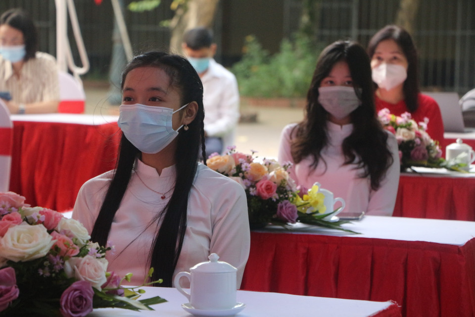 Do truyền hình trực tiếp và hạn chế số lượng tham gia nên chỉ có 8 em học sinh đại diện cho các cấp học tham dự Lễ khai giảng năm học mới. (Ảnh: Bích Huệ/TTXVN)