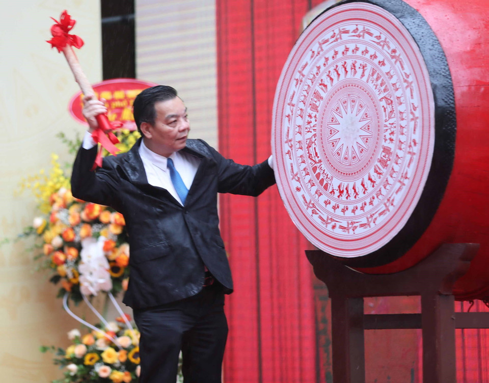 Chủ tịch Ủy ban Nhân dân thành phố Hà Nội Chu Ngọc Anh đánh trống, khai giảng năm học mới 2021-2022 tại trường THCS Trưng Vương, quận Hoàn Kiếm. (Ảnh: Thanh Tùng/TTXVN)