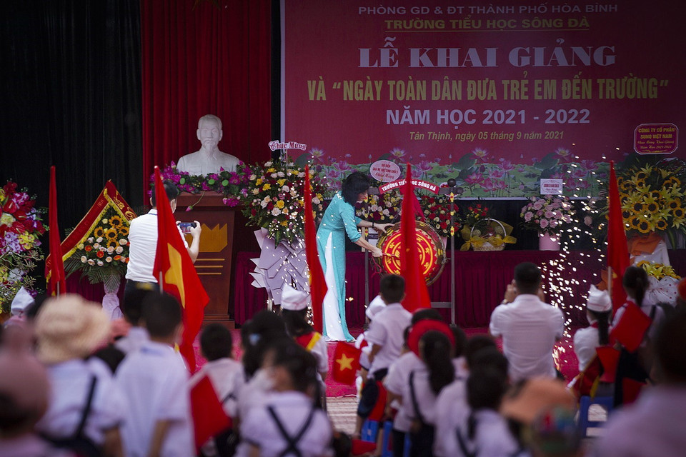 Hiệu trưởng trường Tiểu học Sông Đà, thành phố Hòa Bình đánh trống khai giảng năm học mới 2021-2022. (Ảnh: Trọng Đạt/TTXVN)