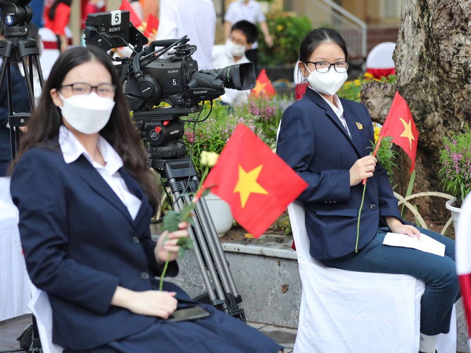 Học sinh hân hoan tham dự lễ khai giảng được truyền hình trực tiếp từ trường THCS Trưng Vương. (Ảnh: Thanh Tùng/TTXVN)