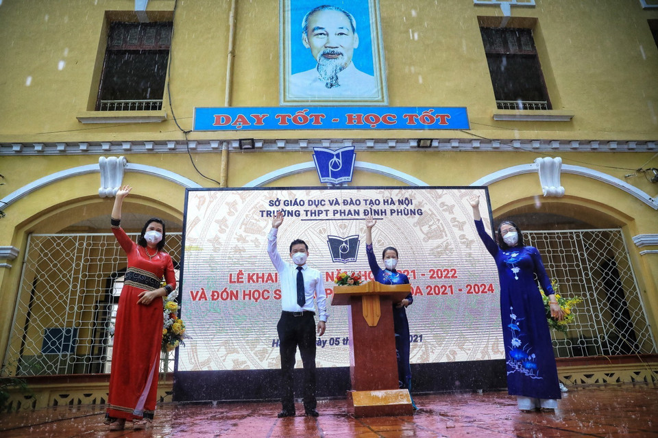 Lễ đón học sinh lớp 10 bằng hình thức trực tuyến tại trường THPT Phan Đình Phùng, quận Ba Đình. (Ảnh: Thành Đạt/TTXVN)