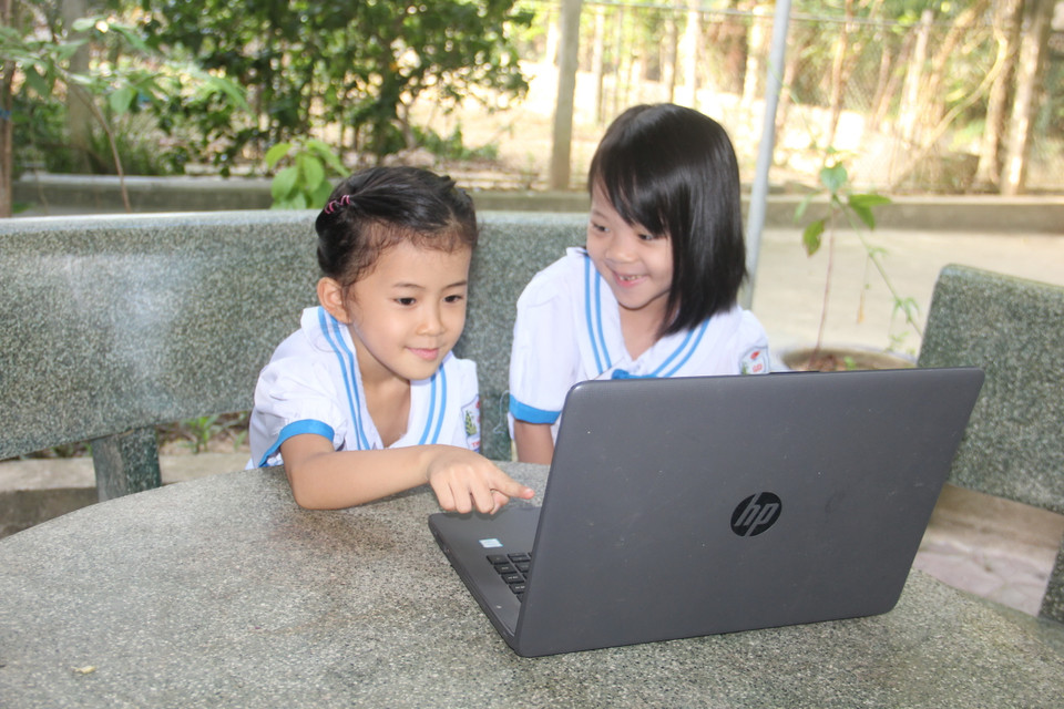 Học sinh lớp 1A4 trường Tiểu học Thị trấn Thạch Hà, huyện Thạch Hà, Hà Tĩnh dự Lễ khai giảng được truyền hình trực tiếp trên sóng Đài truyền hình tỉnh Hà Tĩnh. (Ảnh: Hoàng Ngà/TTXVN)